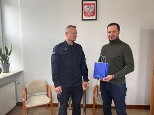 Komendant przekazujący podziękowania