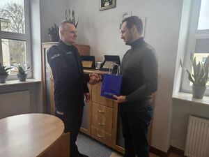 Komendant przekazujący podziękowania