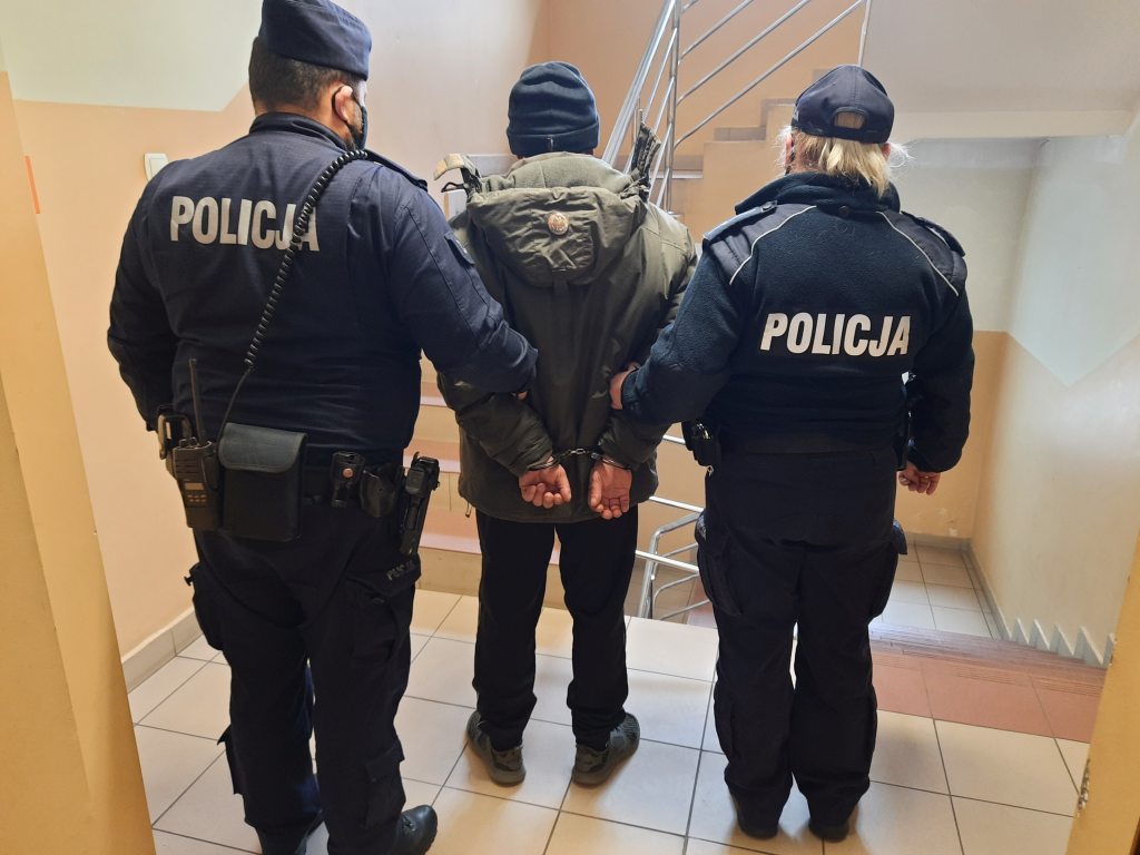 Dwaj poszukiwani w rękach ostrowieckich policjantów - Aktualności - KPP ...